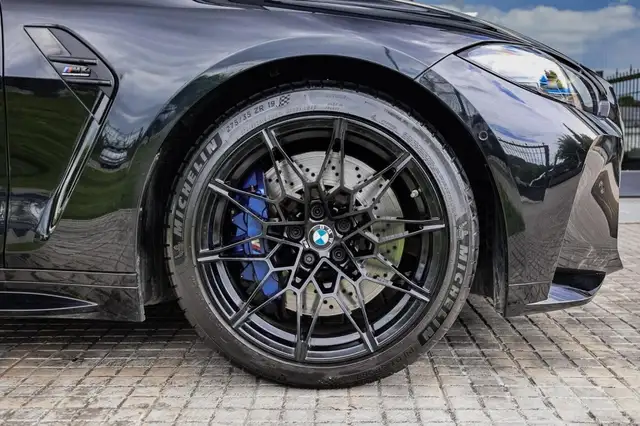 BMW M4 view 4