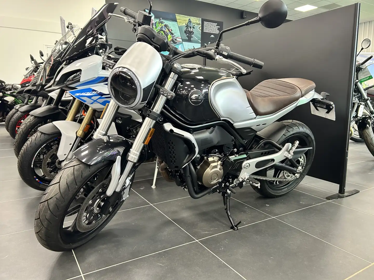 QJ Motor SRV 550 Negro - 2