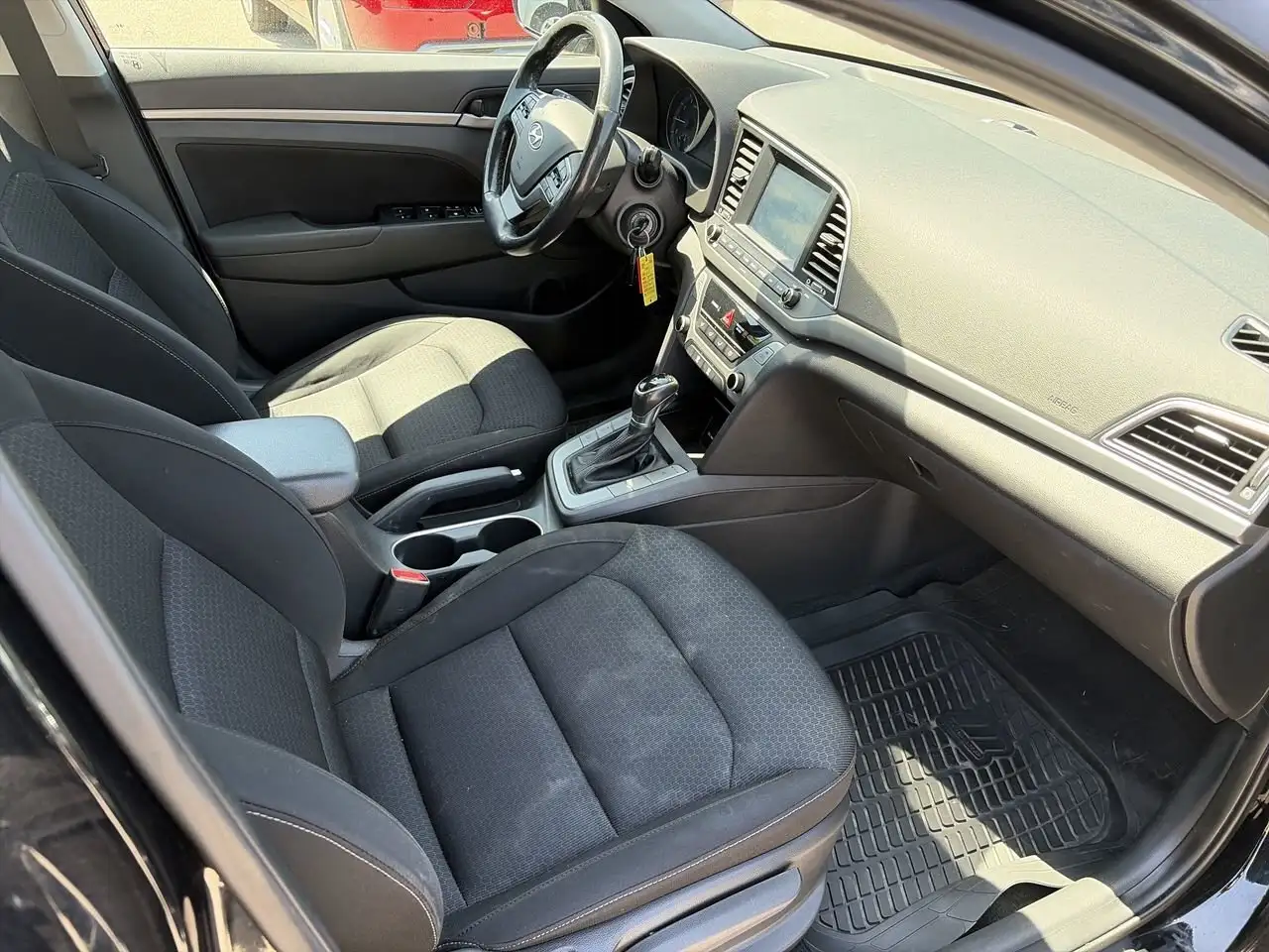 Hyundai ELANTRA снимка Hyundai ELANTRA