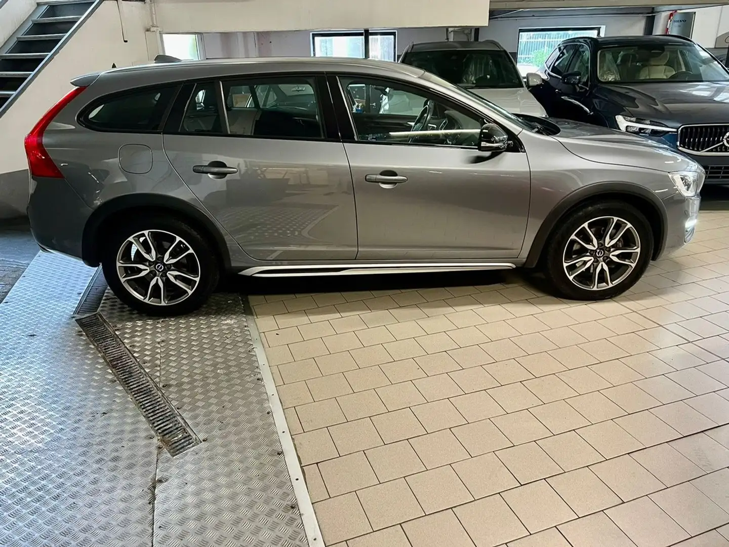 Volvo V60 Cross Country V60 Cross Country 2.4 d4 Momentum awd geartronic Gri - 2