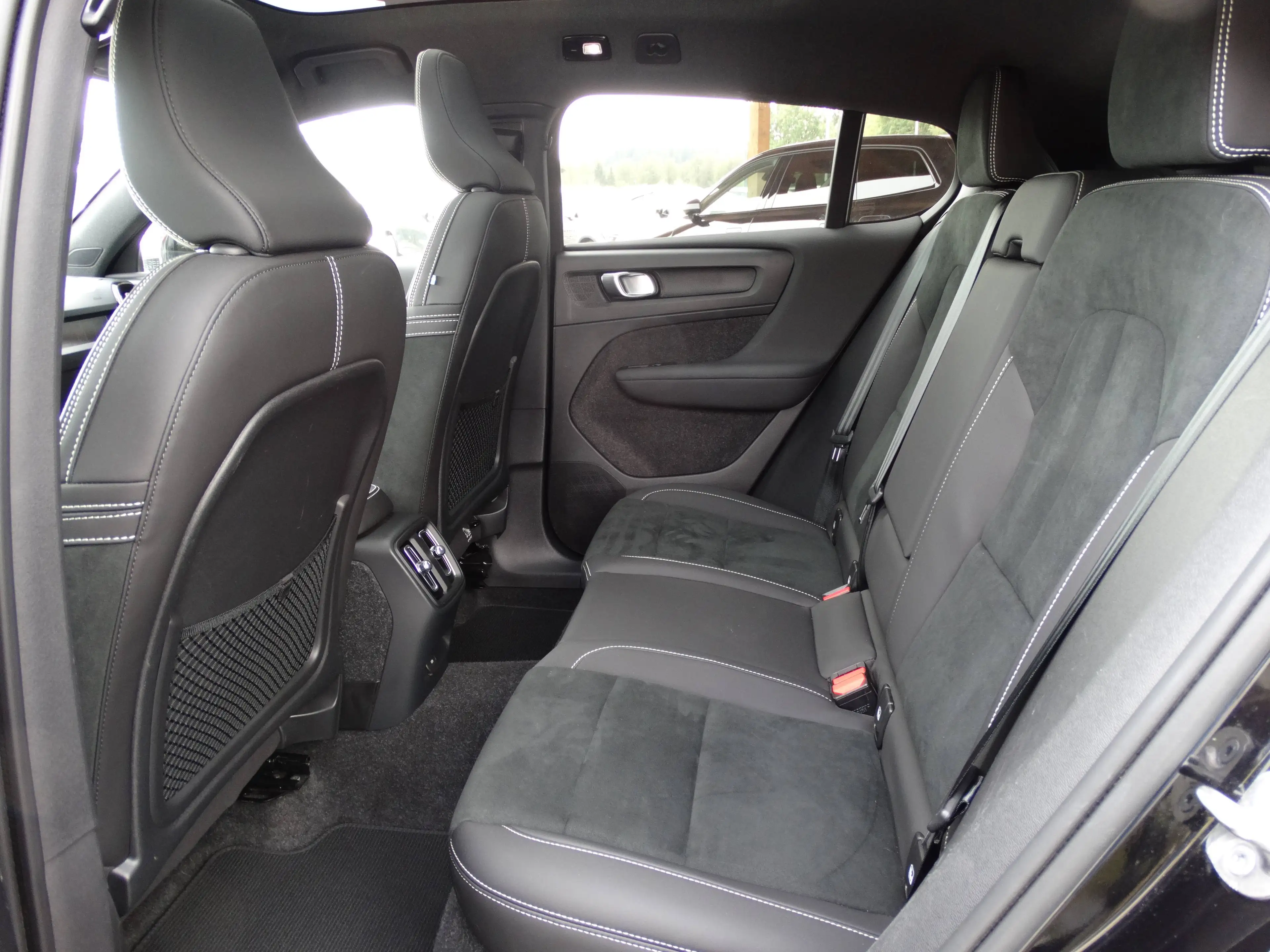 Volvo C40 Ultimate Recharge Pure Electric Twin Motor AWD — photo 14