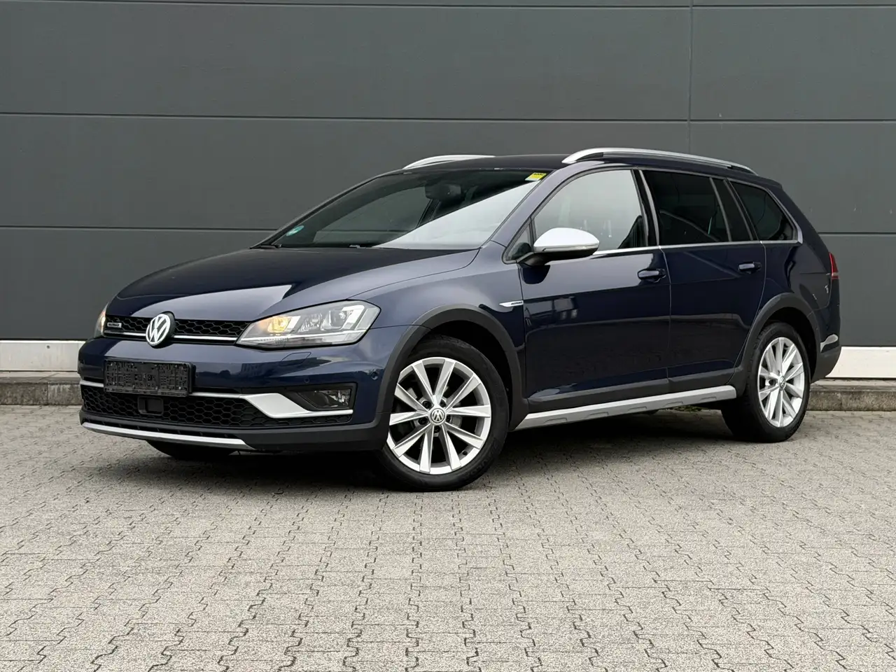 Volkswagen Golf Variant Alltrack 4Motion BMT AHK BiXenon 2. Hand Sitzheizung Top Zustand — photo 1 of 22