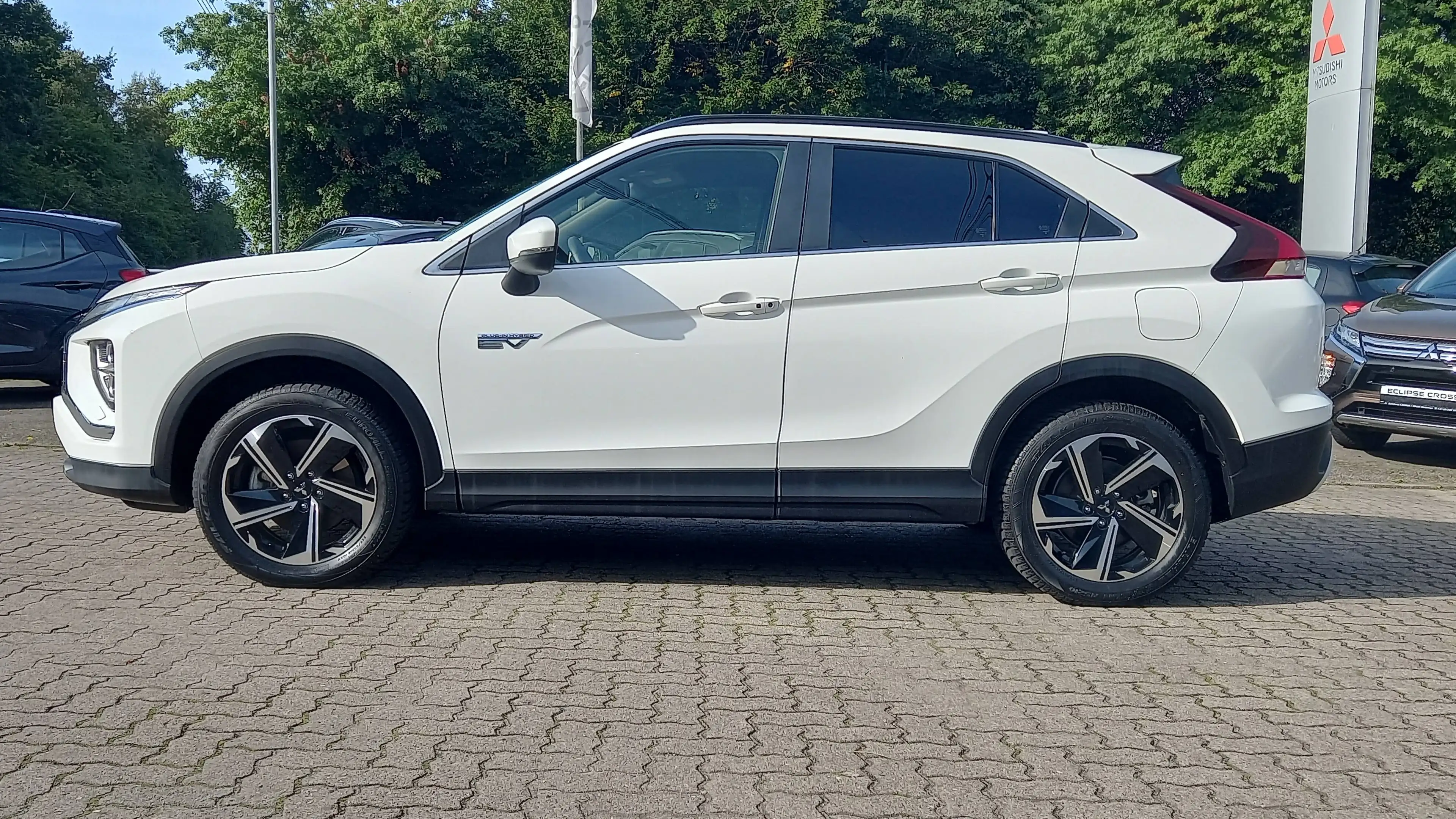 Mitsubishi Eclipse Cross Plus Hybrid 4WD — photo 2