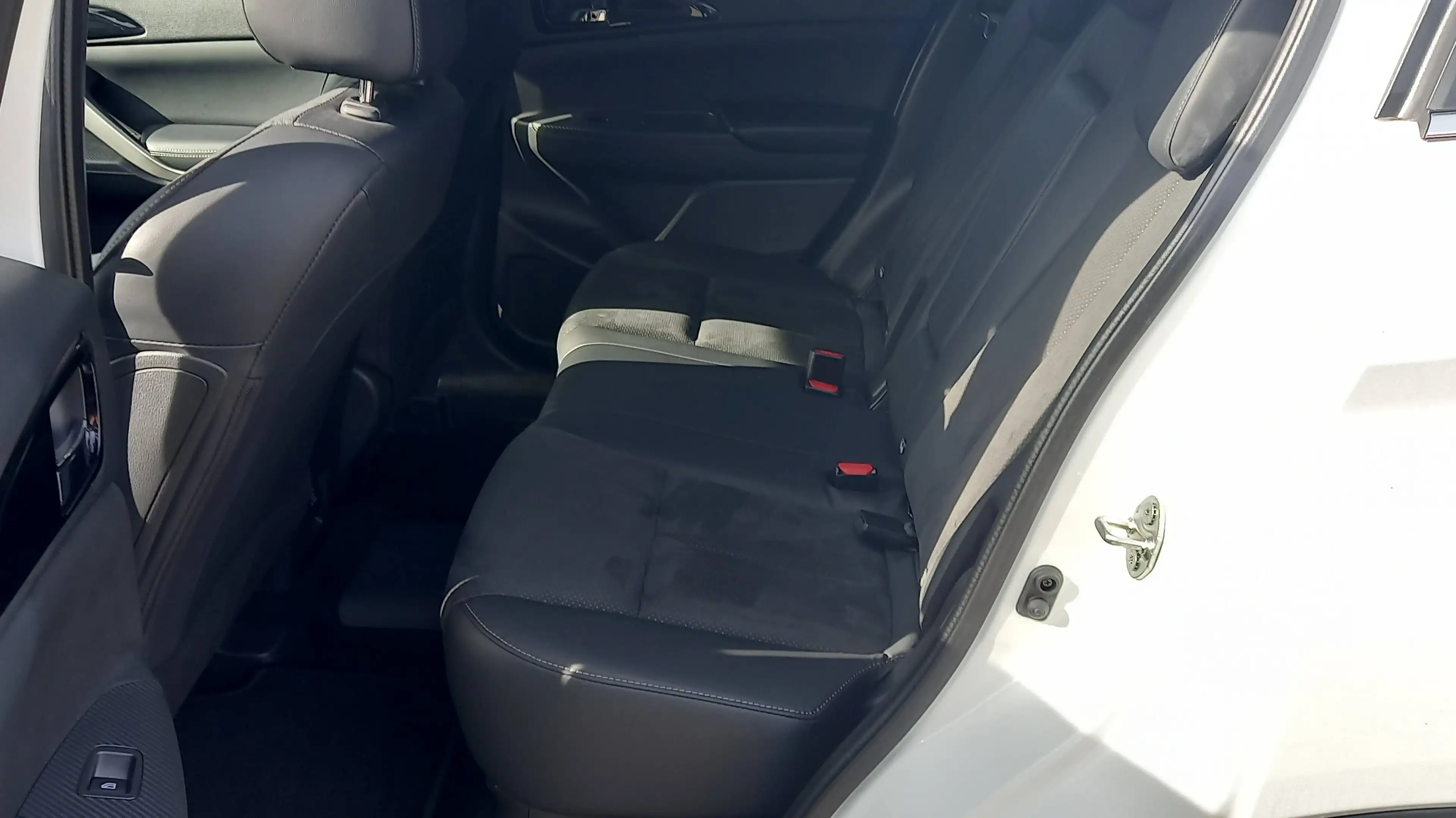 Mitsubishi Eclipse Cross Plus Hybrid 4WD — photo 9