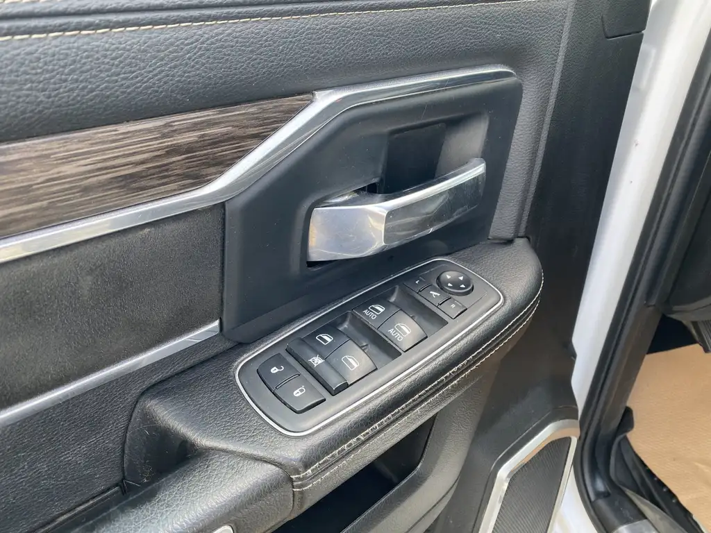 2019 RAM 3500 Laramie | Park-Sense | Reverse Cam | Remote Start — photo 5