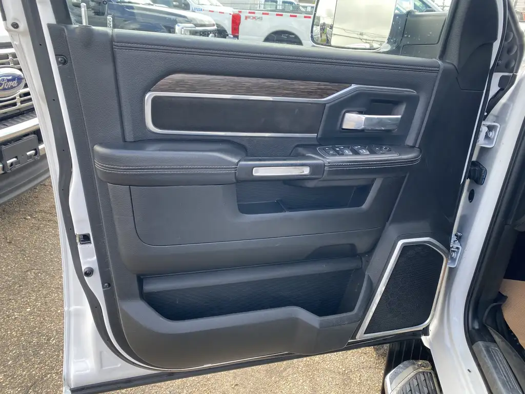 2019 RAM 3500 Laramie | Park-Sense | Reverse Cam | Remote Start — photo 6