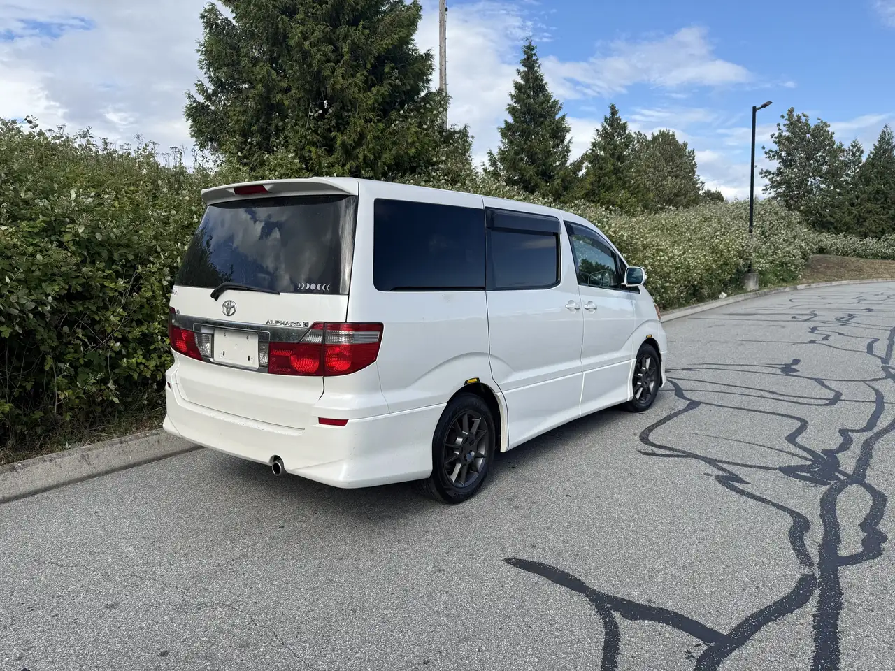 Toyota Alphard снимка Toyota Alphard