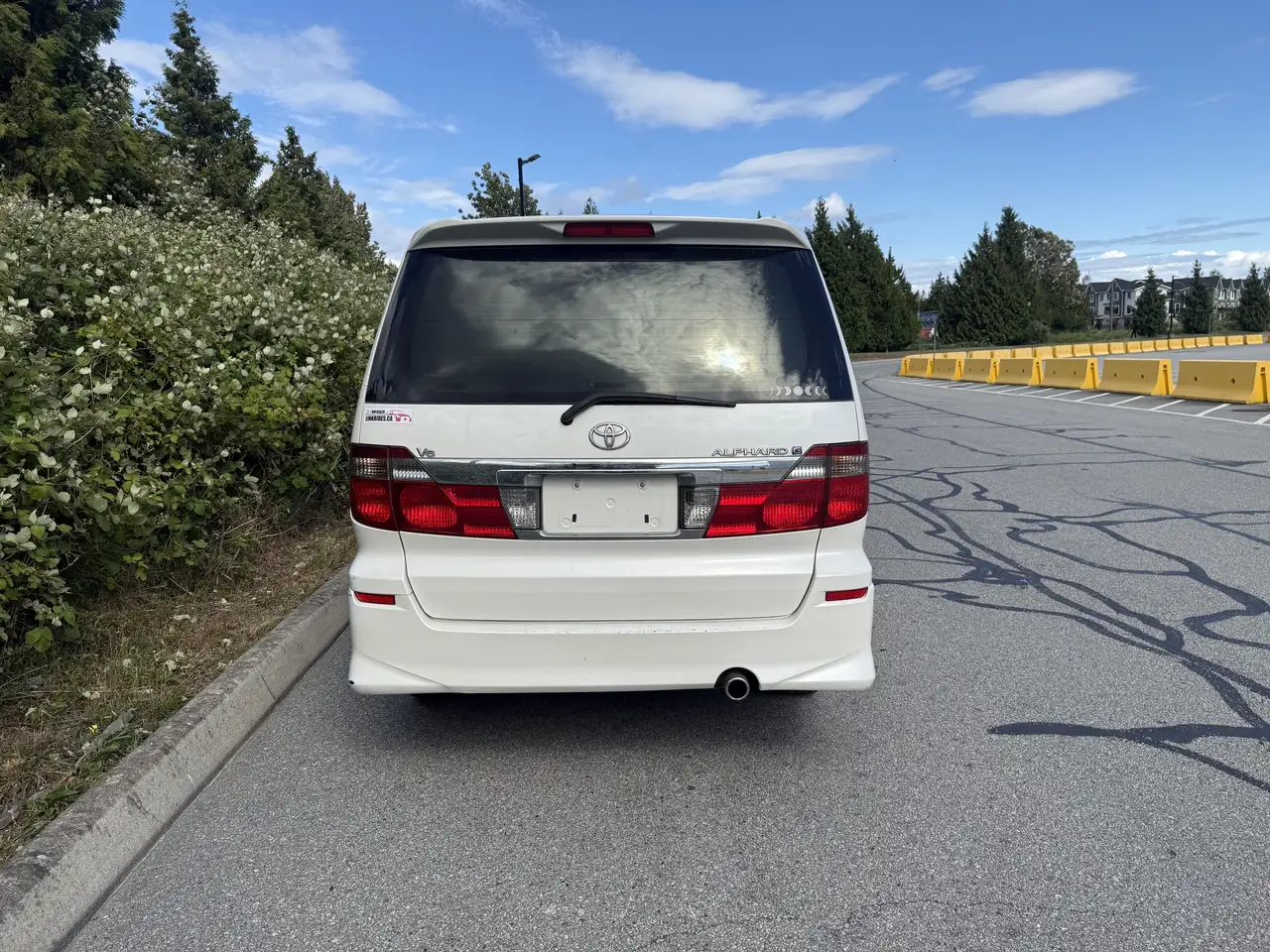 Toyota Alphard снимка Toyota Alphard