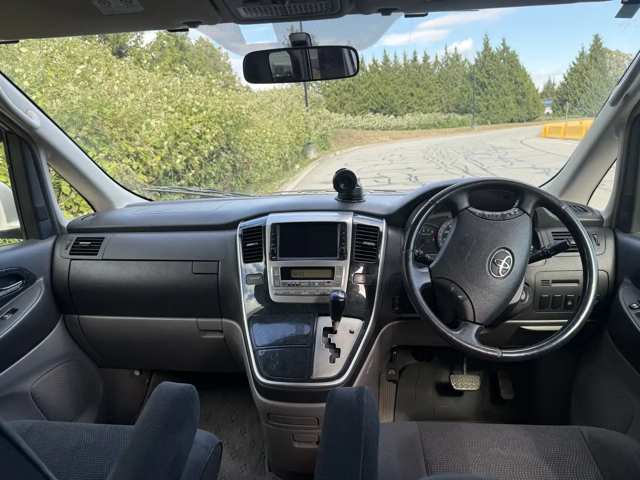 Toyota Alphard снимка Toyota Alphard