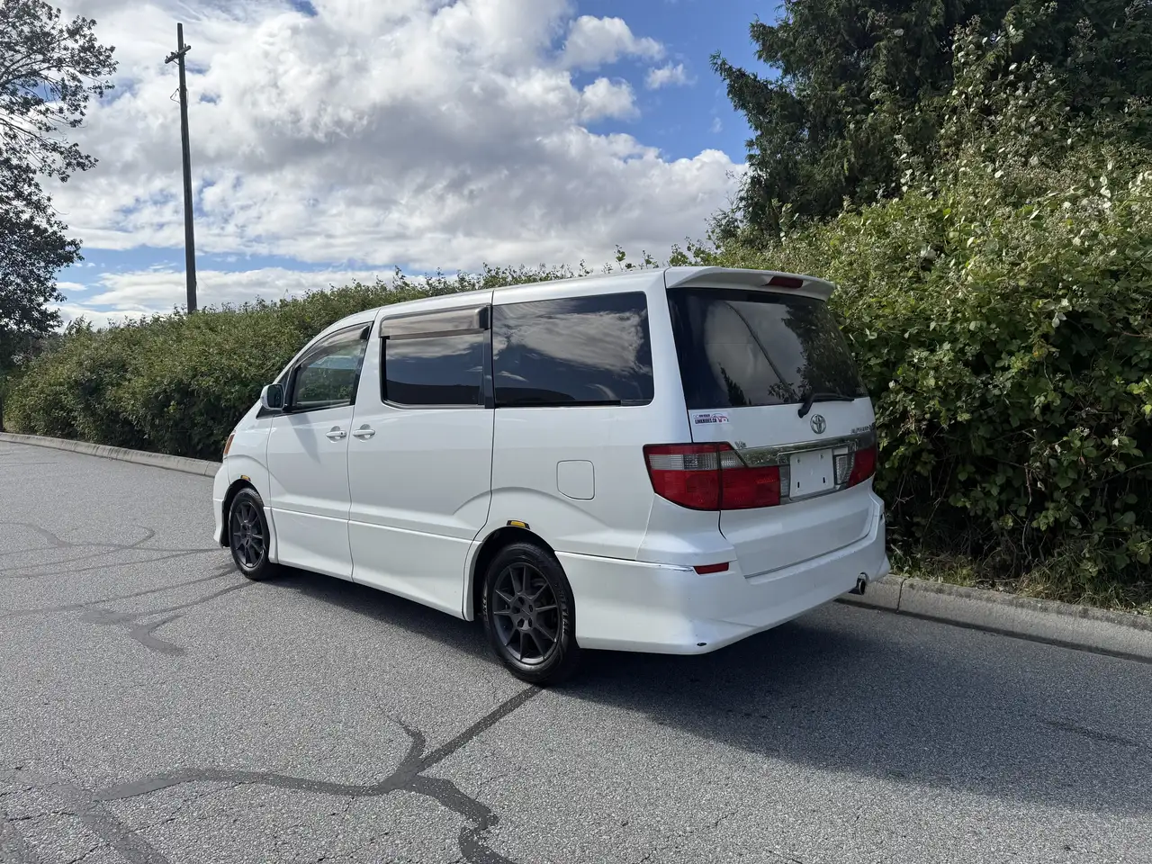 Toyota Alphard снимка Toyota Alphard