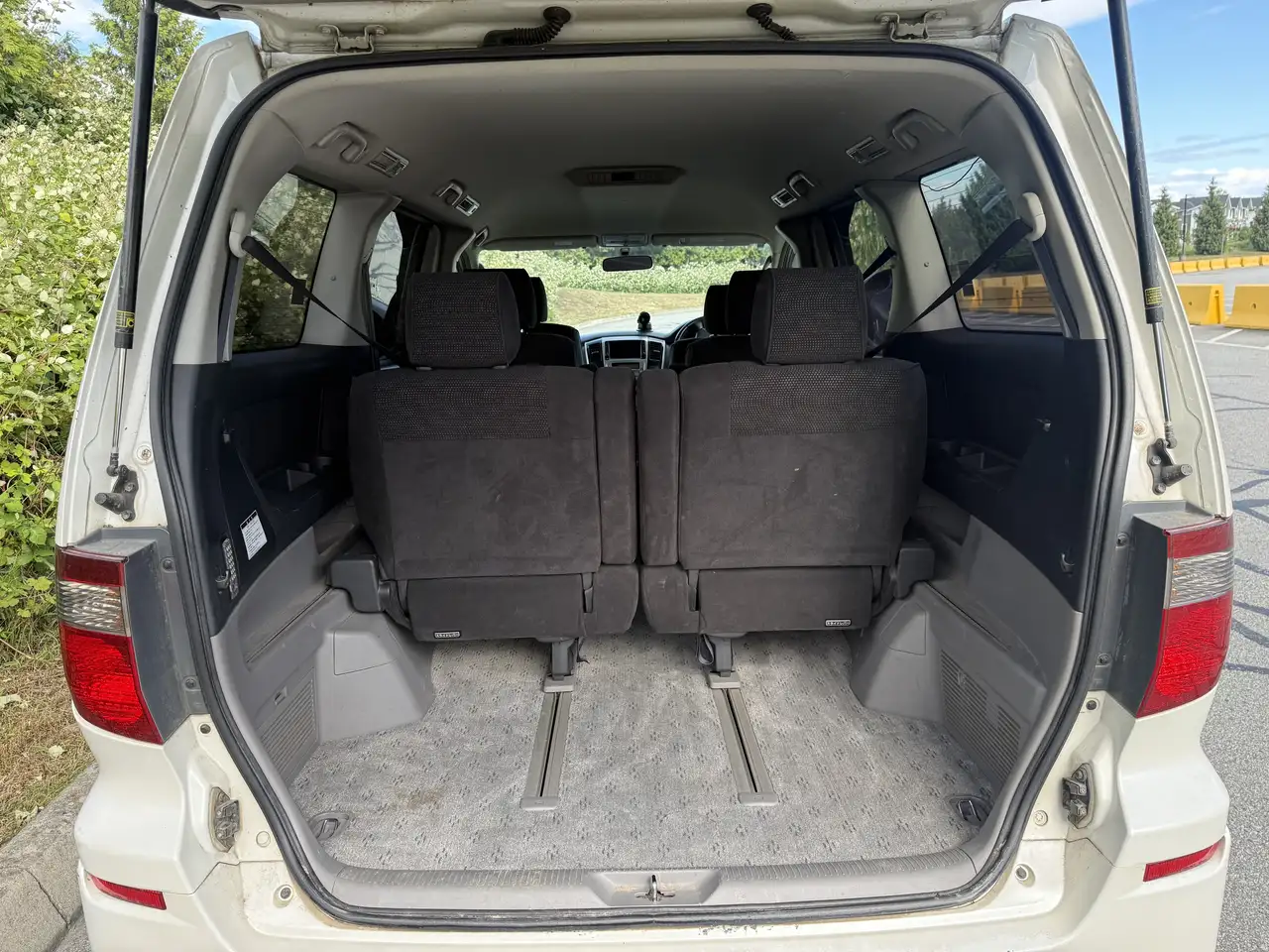 Toyota Alphard снимка Toyota Alphard