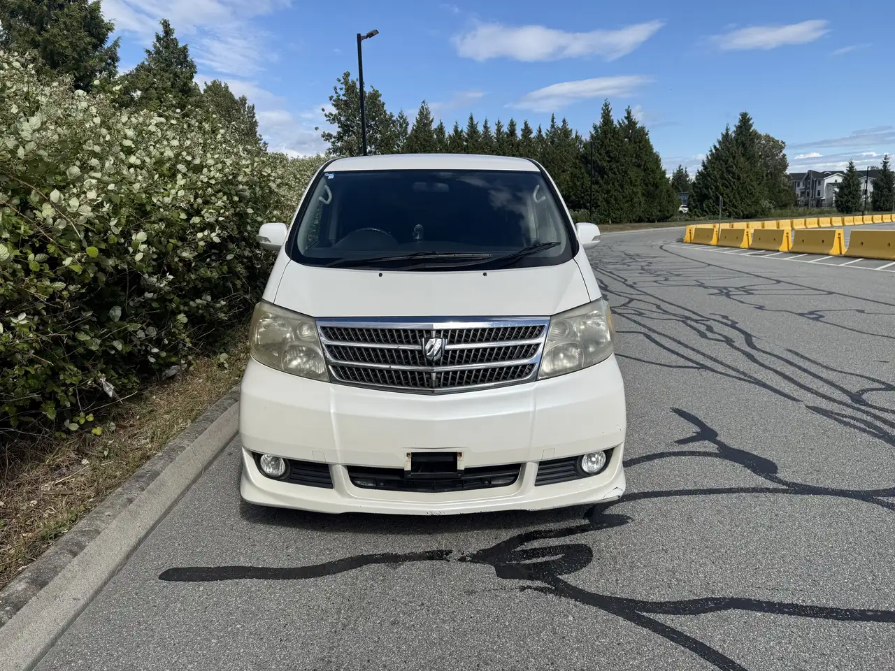 Toyota Alphard снимка Toyota Alphard