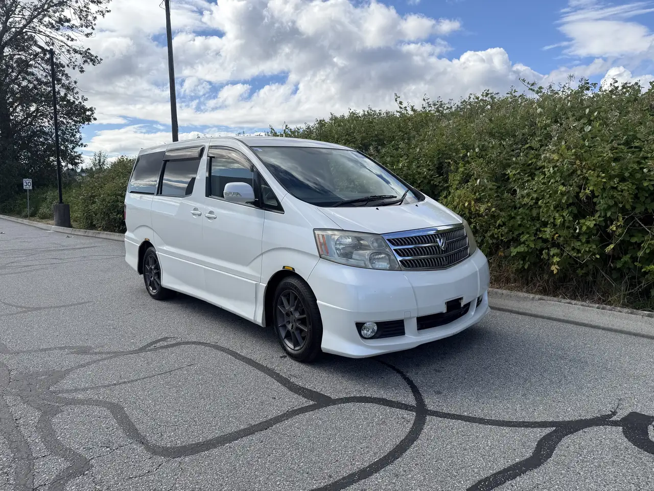 Toyota Alphard снимка Toyota Alphard