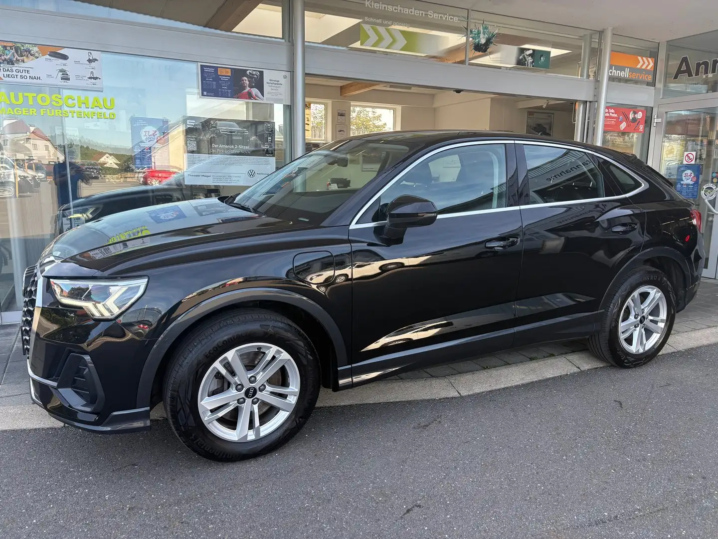 Audi Q3 e-tron 45 TFSI e Schwarz - 2