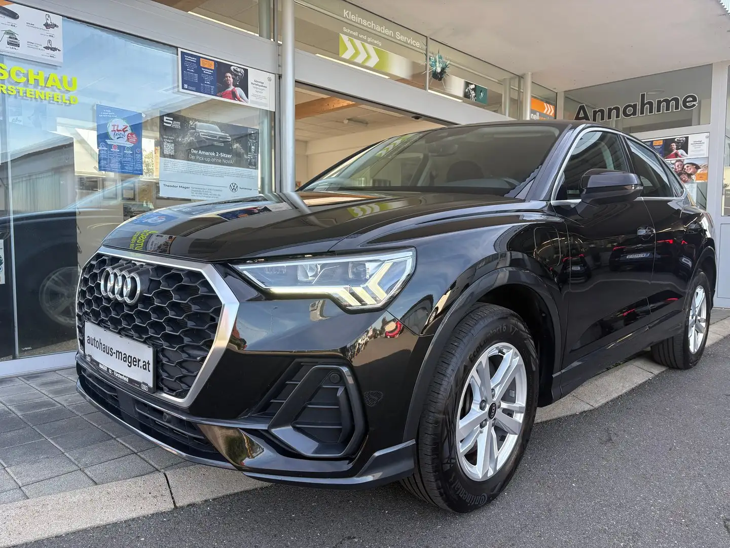 Audi Q3 e-tron 45 TFSI e Schwarz - 1