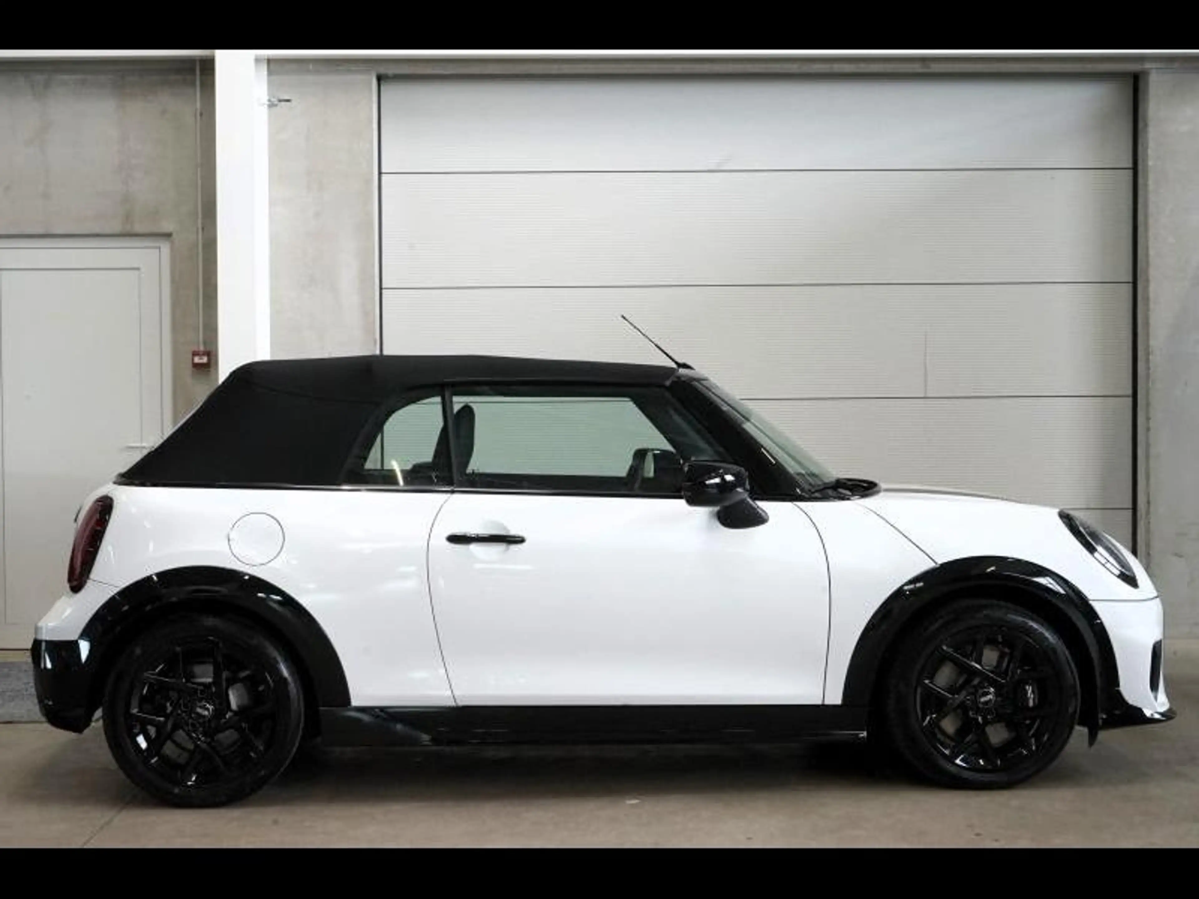 MINI Cooper Cabrio JCW PACK - NAVI - HARMAN-KARDON — photo 3