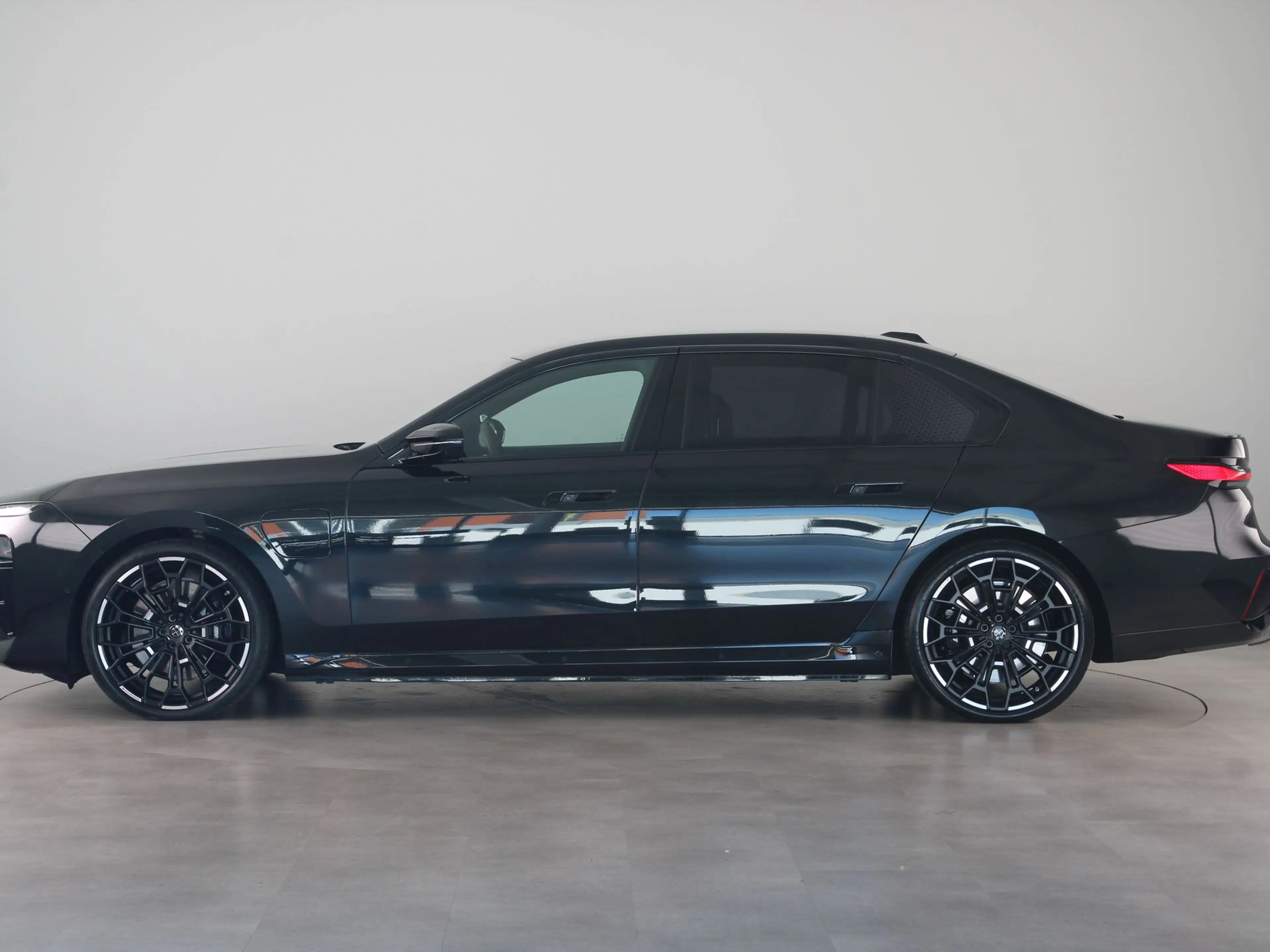 BMW 760 7 Serie M760e xDrive — photo 14