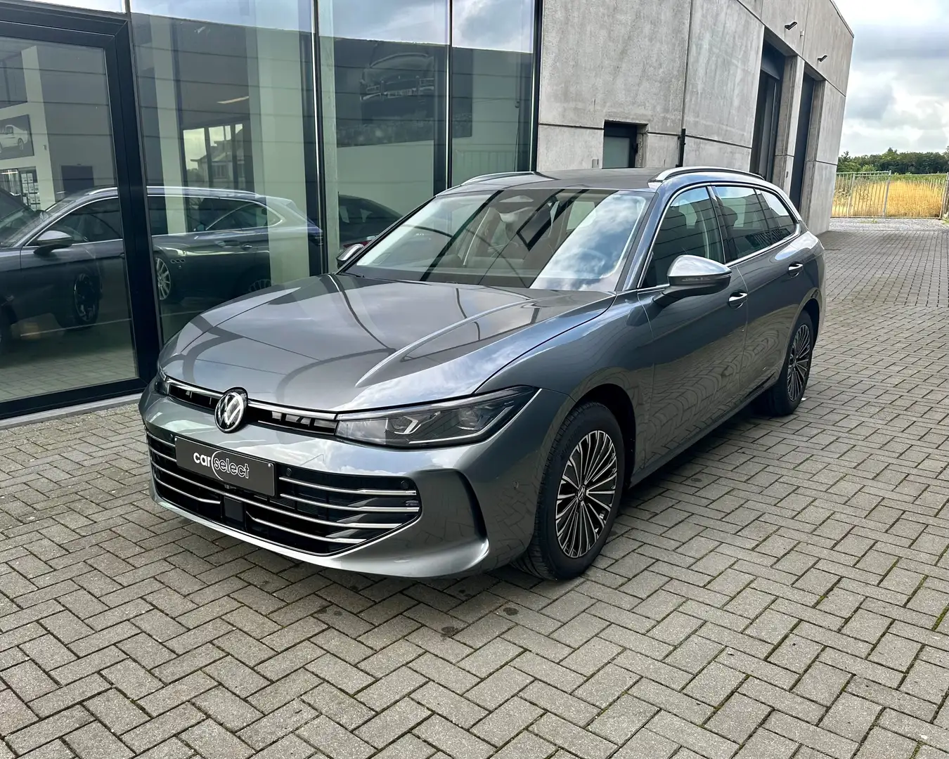 Volkswagen Passat Variant Passat Variant 1.5 e-TSI OPF DSG Elegance Grijs - 1