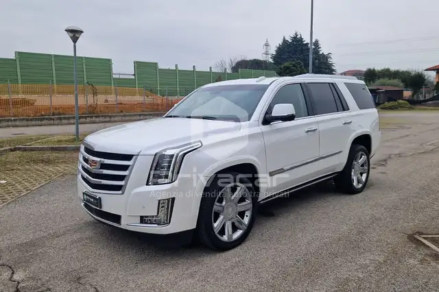 Cadillac Escalade Escalade 6.2L V8 AT AWD Premium