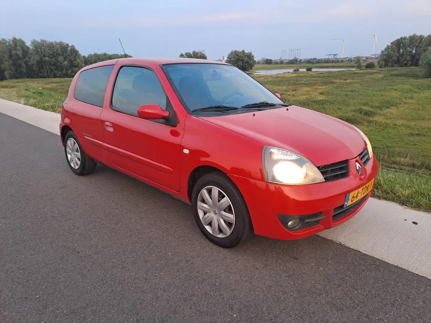 Renault Clio Clio 1.2 Campus  Airco/ABS  +vol jaar APK Rood - 1