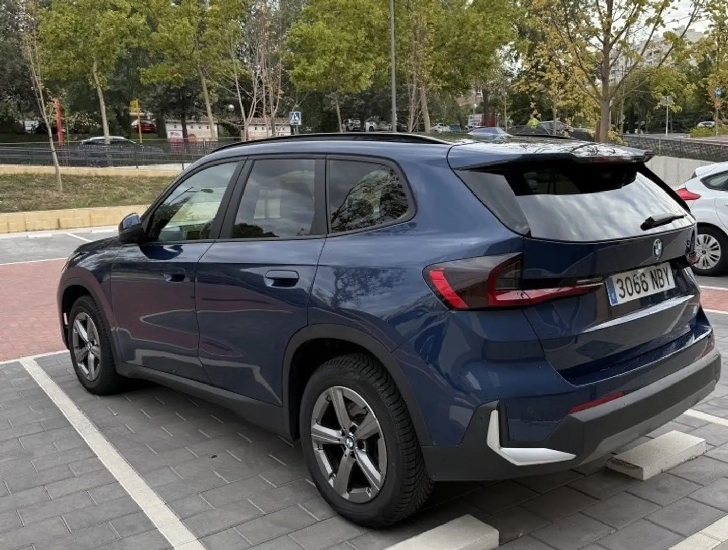 BMW X1 sDrive 18iA xLine Azul - 2