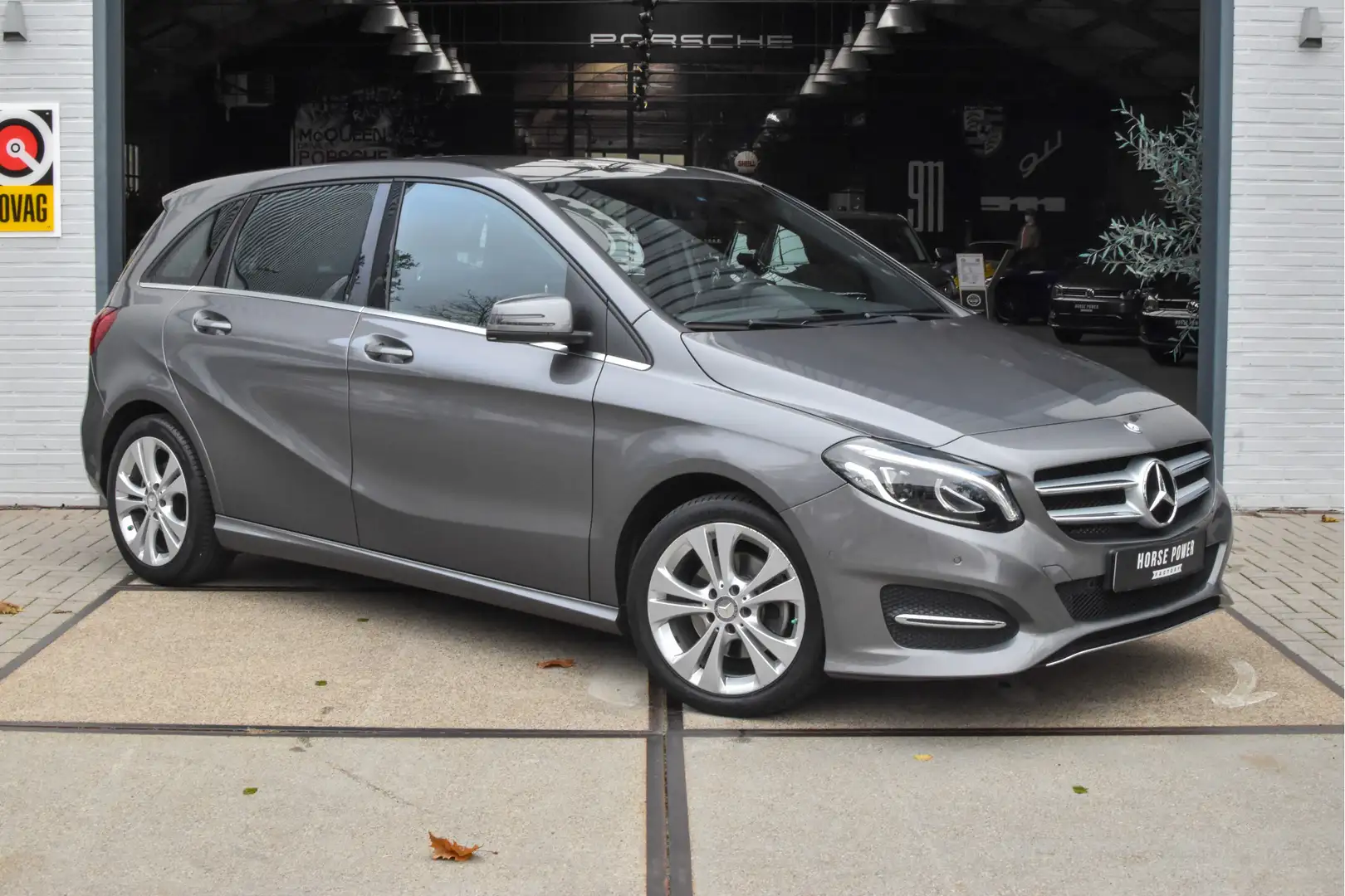 Mercedes-Benz B 180 Ambition *Trekhaak | Halfleder | A/C | Navi | Crui Grijs - 2