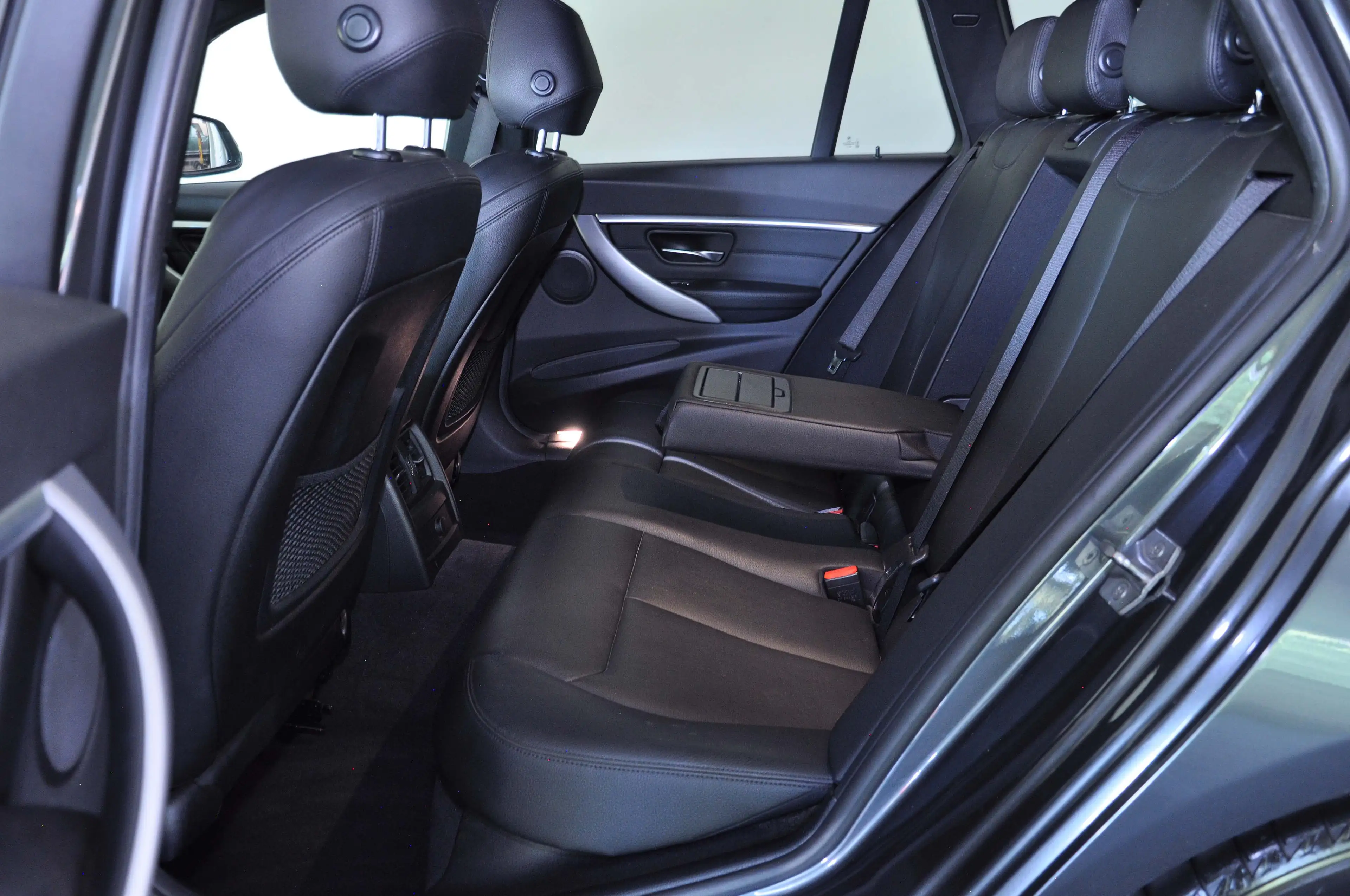 BMW 325 d Touring (Facelift) ! M-Paket ! Leder-Sportsitze ! Shadow Line ! Panorama ! Head Up Display ! — photo 8