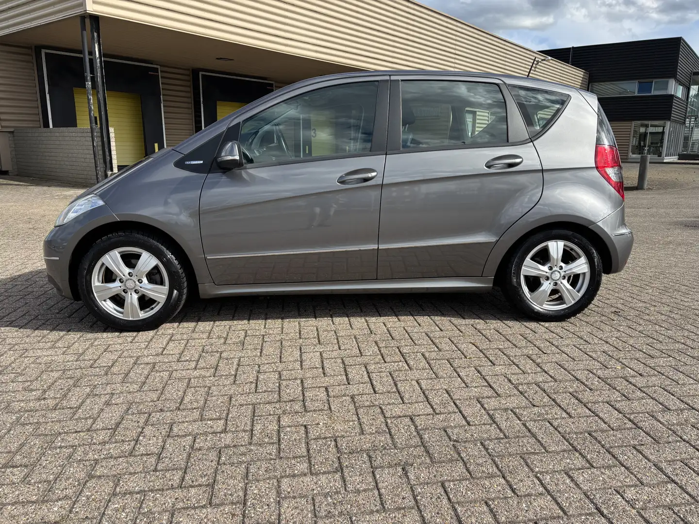 Mercedes-Benz A 160 BlueEFFICIENCY Avantgarde [ ecc,audio,lmv,pdc ] Grijs - 2
