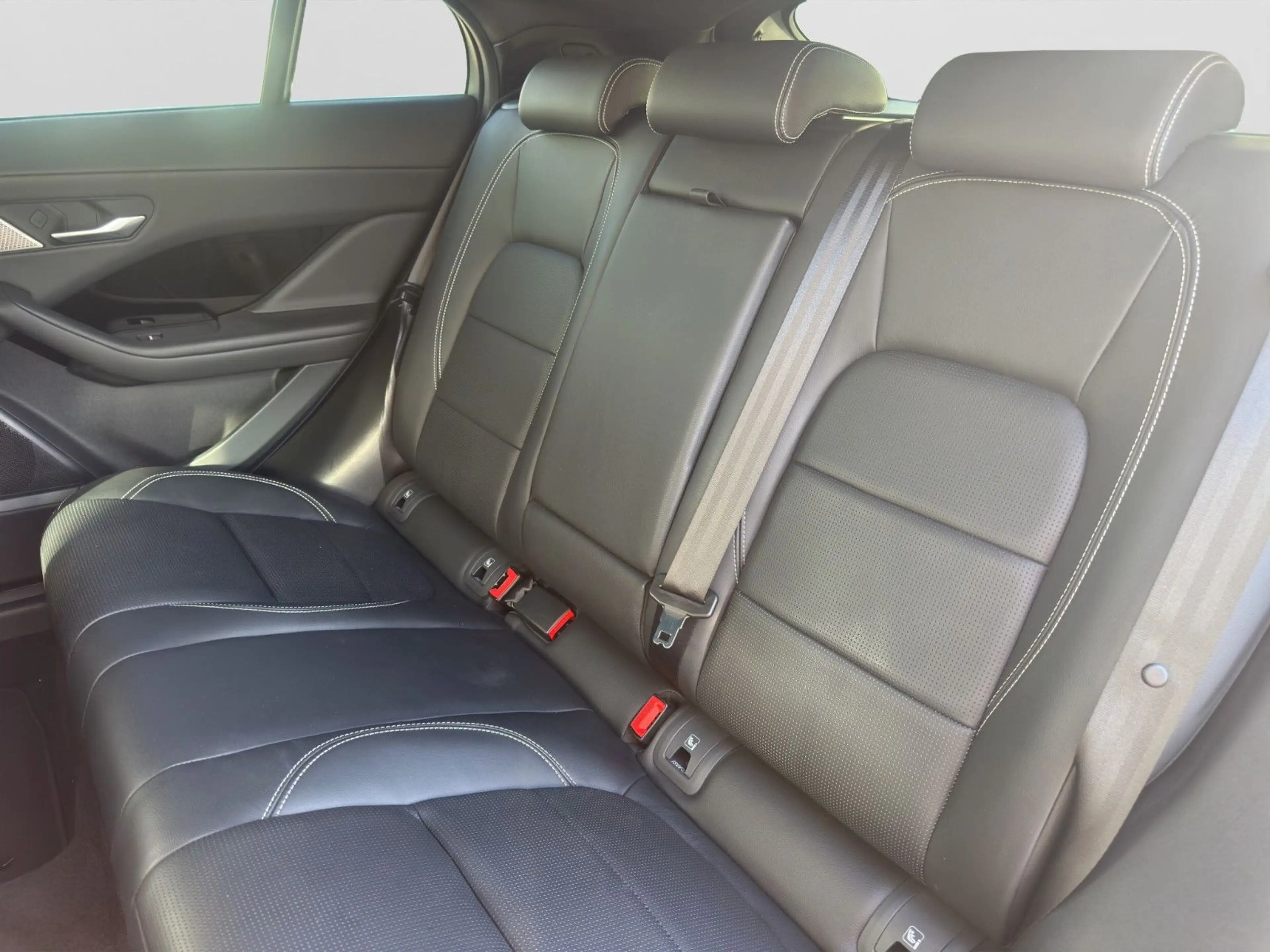 Jaguar I-Pace EV400 S |AWD|Pano|Keyless|Standheiz|Sound — photo 14