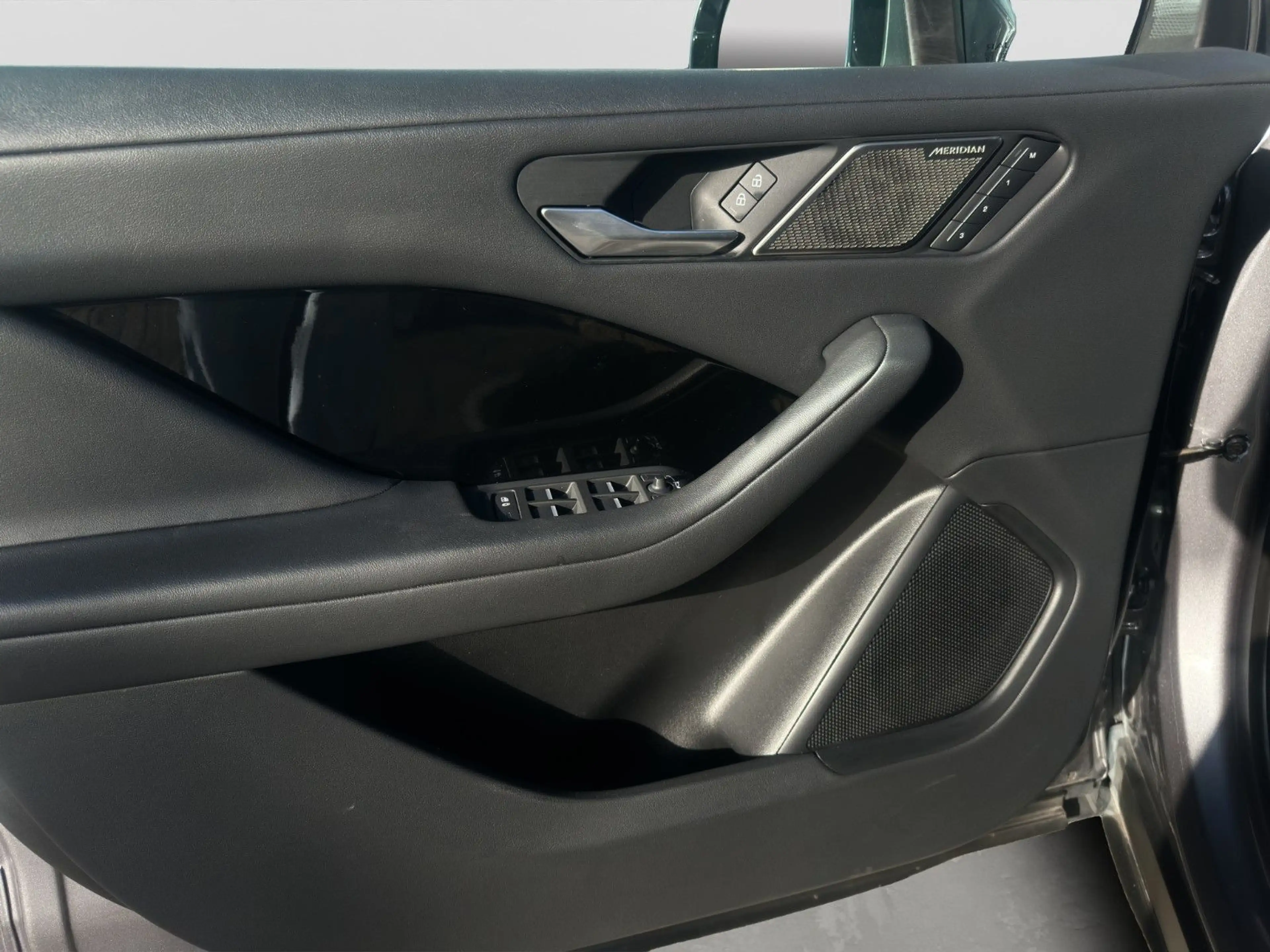 Jaguar I-Pace EV400 S |AWD|Pano|Keyless|Standheiz|Sound — photo 11