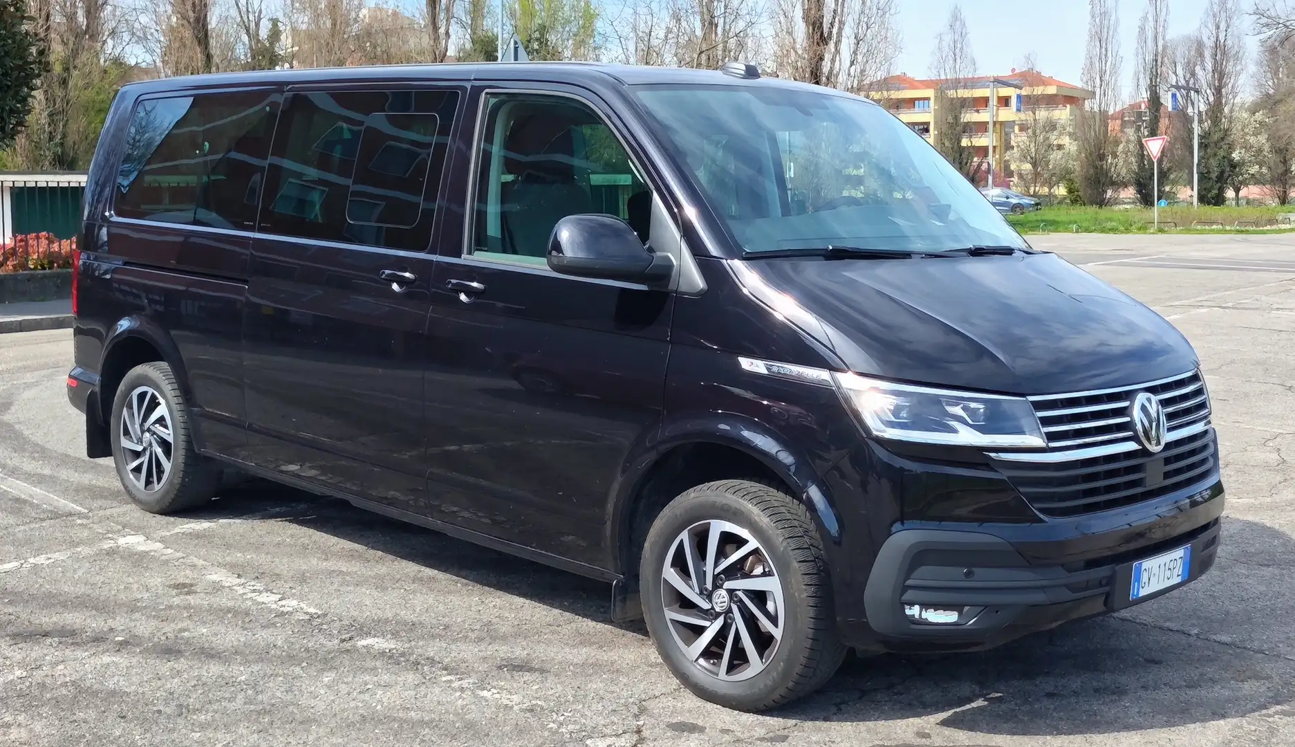 Volkswagen T6.1 Caravelle 2.0 TDI Schwarz - 1