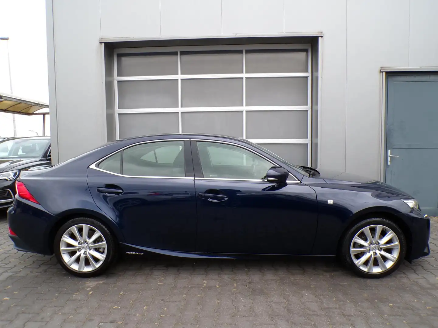 Lexus IS 300 300h 25th Edition|Xenon|Navi|Cruise|Cam|Stoelverwr Blue - 2