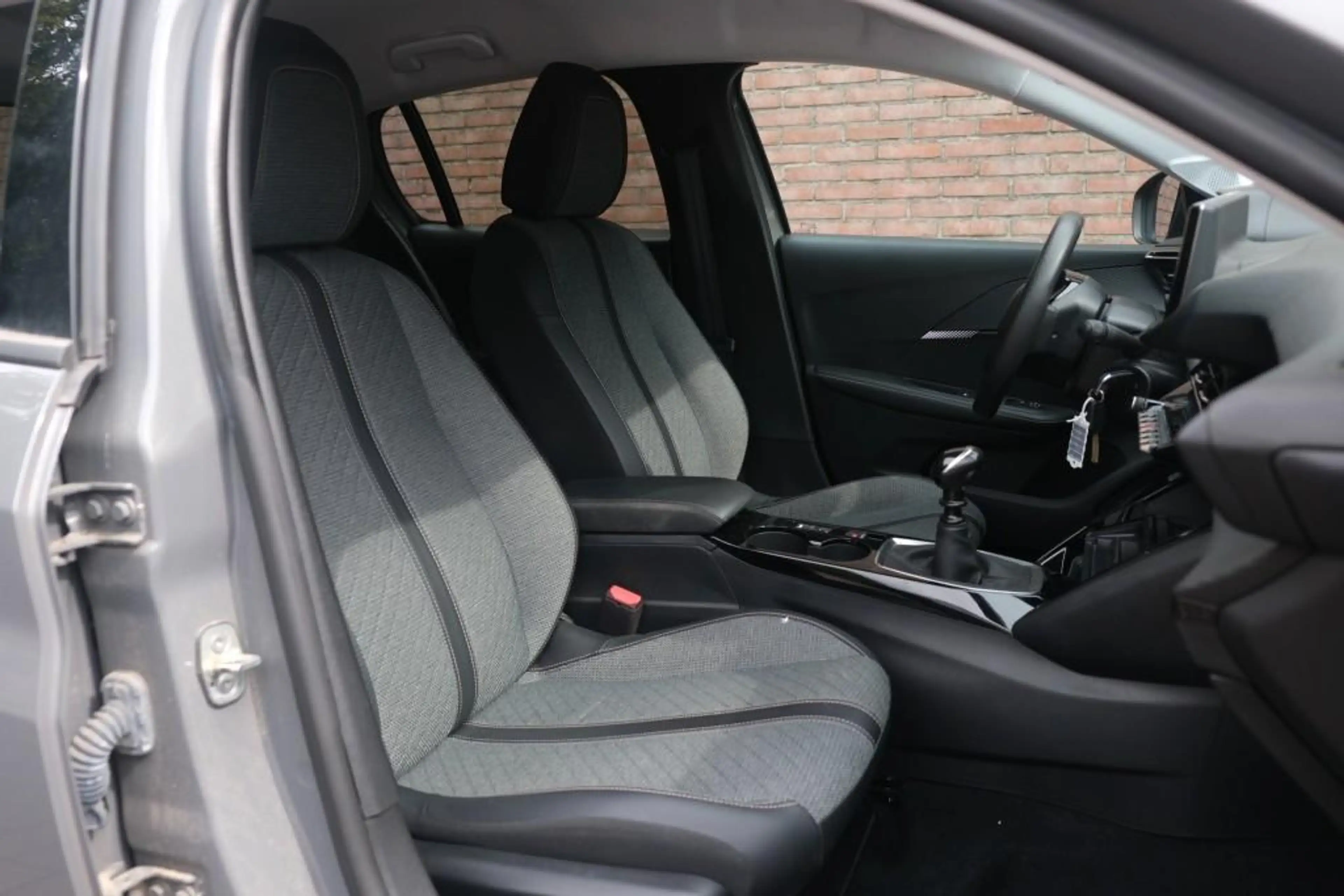 Peugeot 208 1.2 PureTech 100pk Allure - Navigatiesysteem - App — photo 5