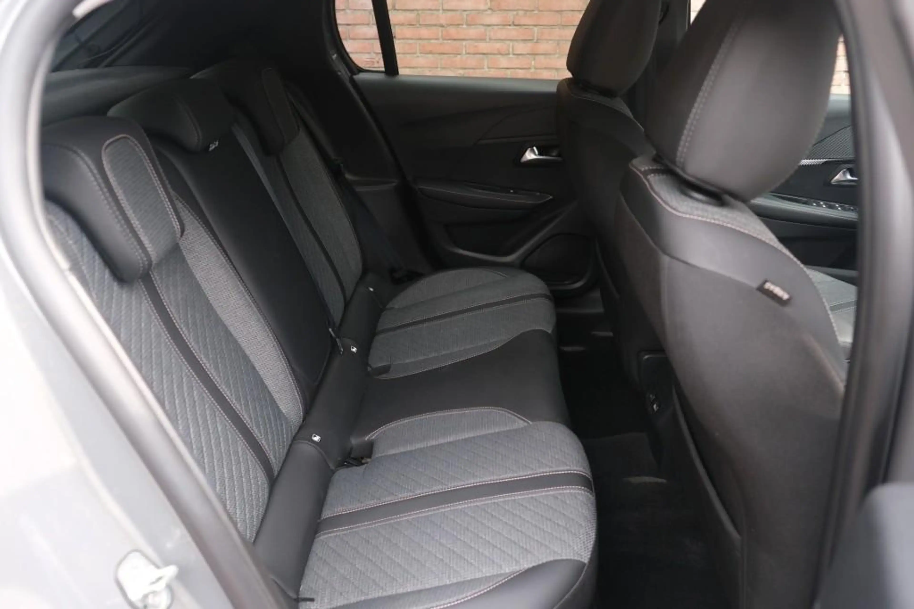 Peugeot 208 1.2 PureTech 100pk Allure - Navigatiesysteem - App — photo 3