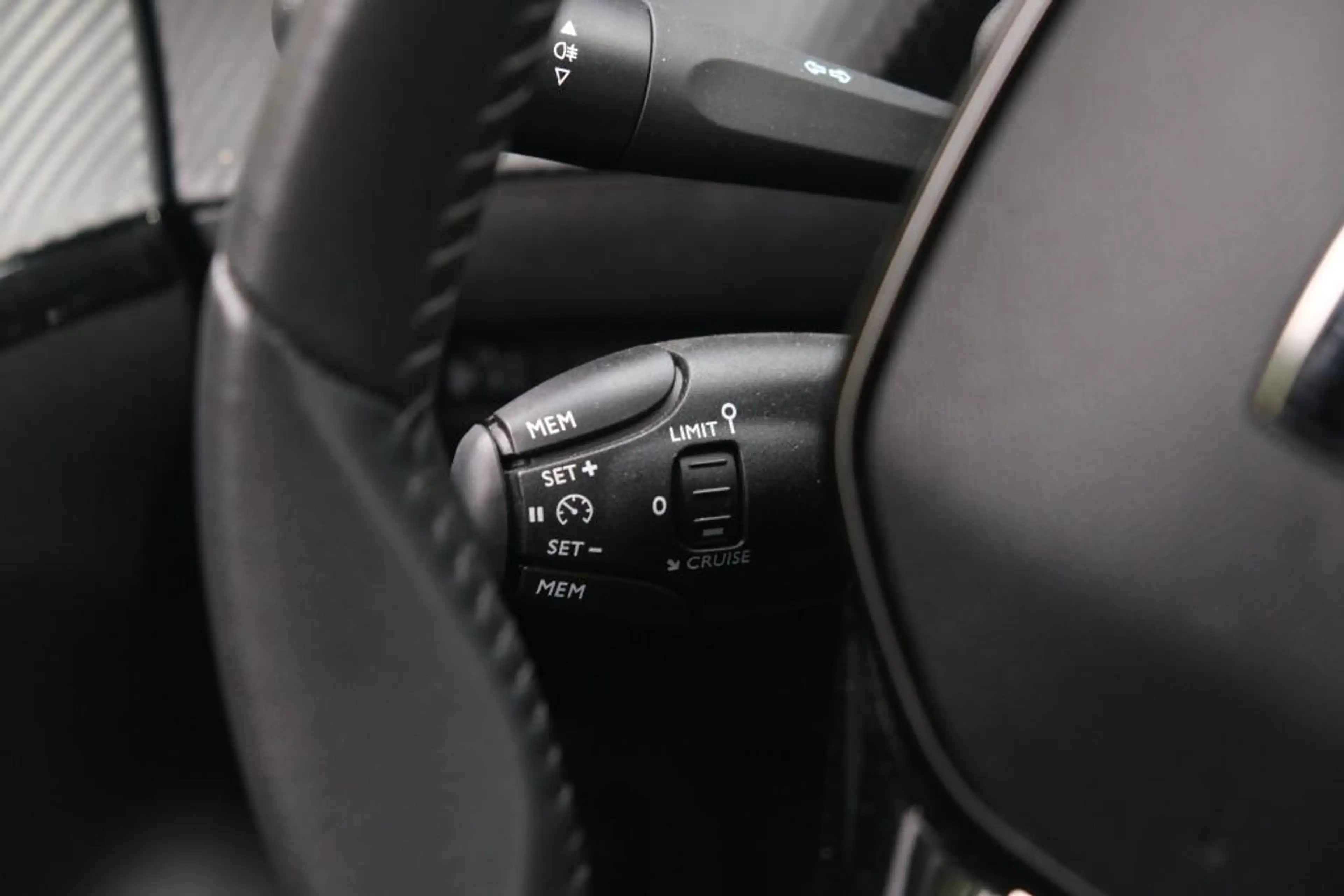 Peugeot 208 1.2 PureTech 100pk Allure - Navigatiesysteem - App — photo 10