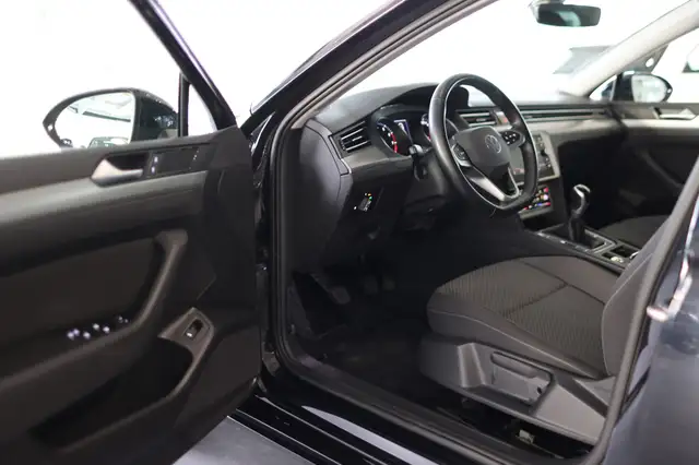 Volkswagen Passat view 9