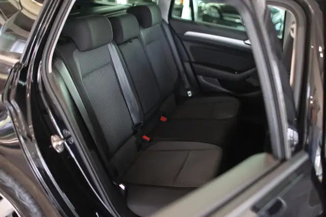 Volkswagen Passat view 13