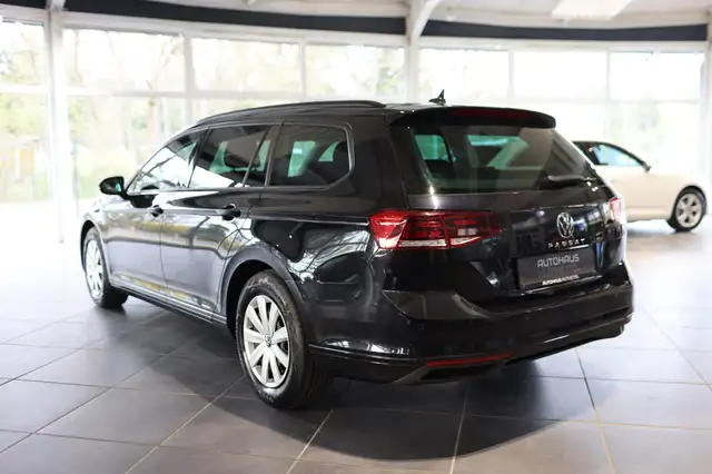 Volkswagen Passat view 4