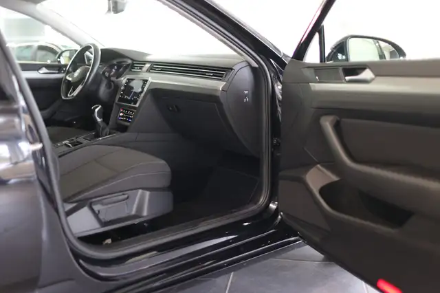 Volkswagen Passat view 11