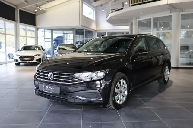 Volkswagen Passat view 3