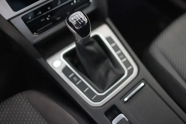 Volkswagen Passat view 14