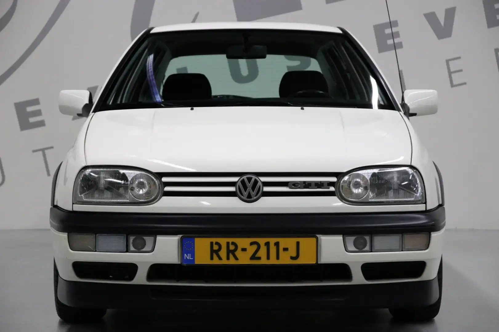 Volkswagen Golf GTI 2.0 III G-Kat 116pk Bílá - 2
