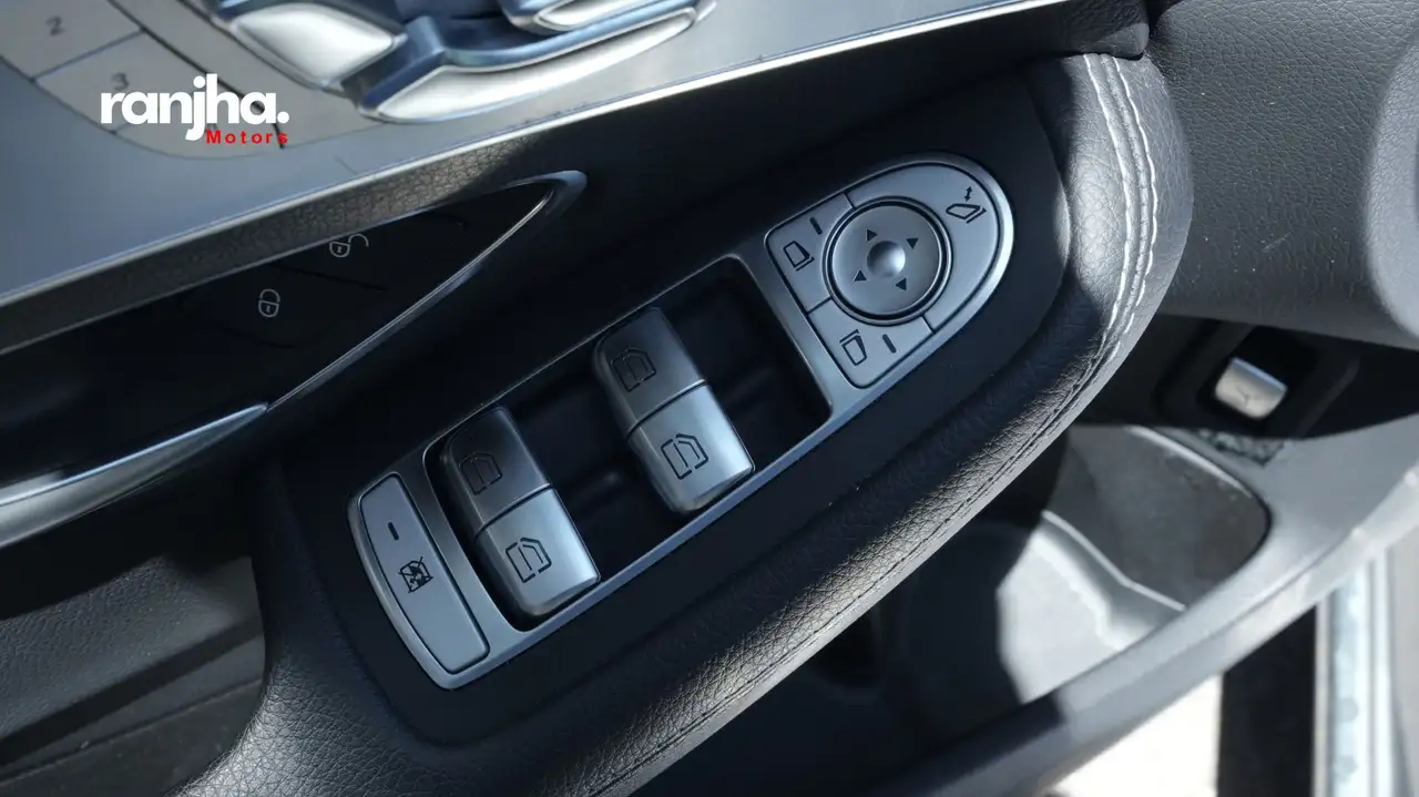 Mercedes-Benz C-Class снимка Mercedes-Benz C-Class
