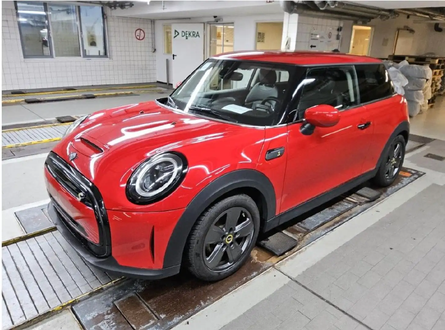 MINI Cooper SE Classic Trim Leatherette LED Rot - 1