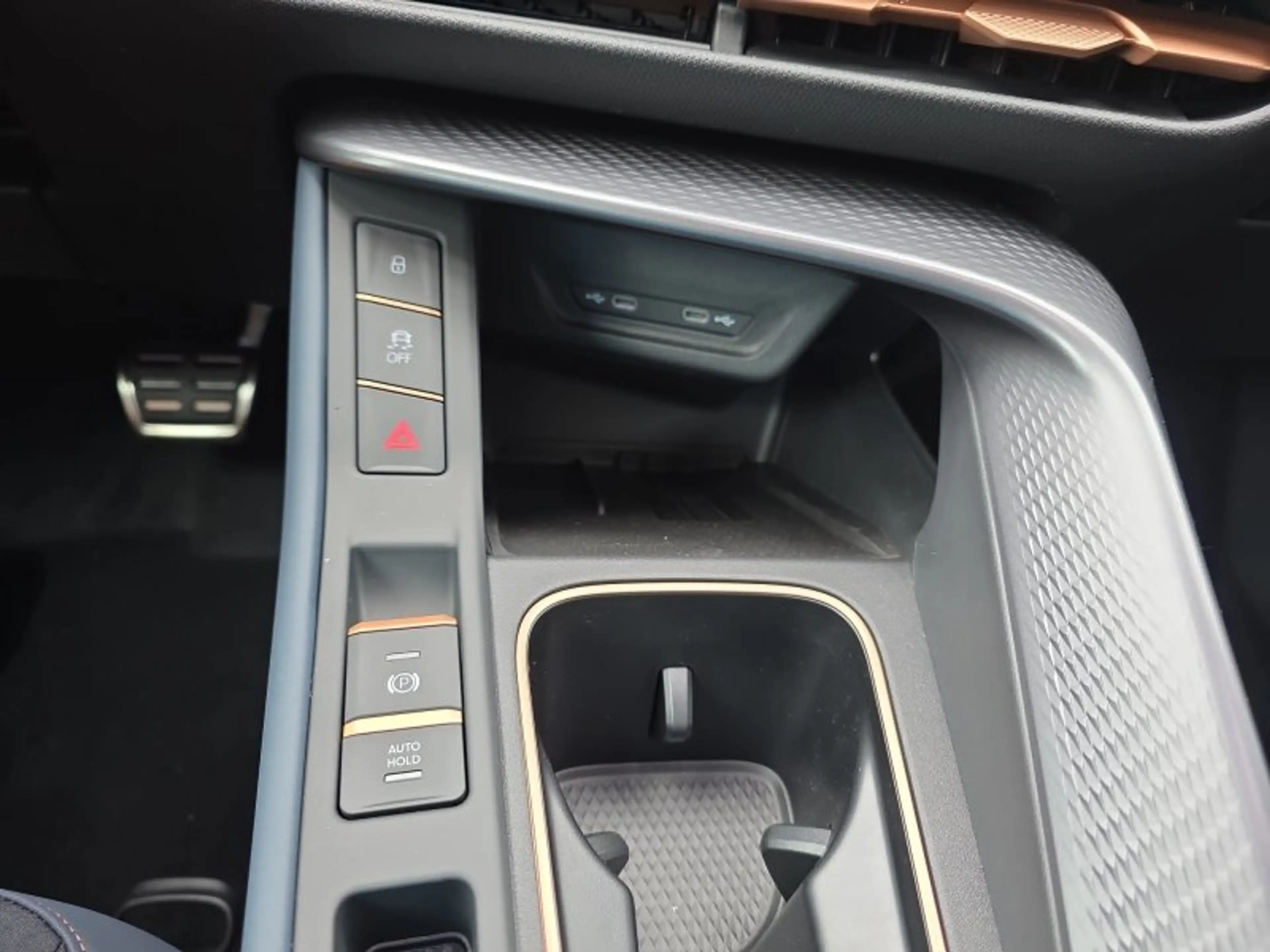 CUPRA Terramar 1.5 eTSI DSG ACC/Kessy/el.Klappe/Winterp.  ** — photo 24