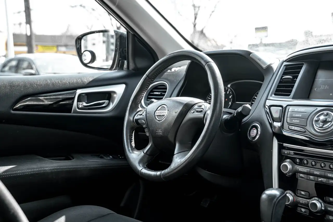 Nissan Pathfinder снимка Nissan Pathfinder