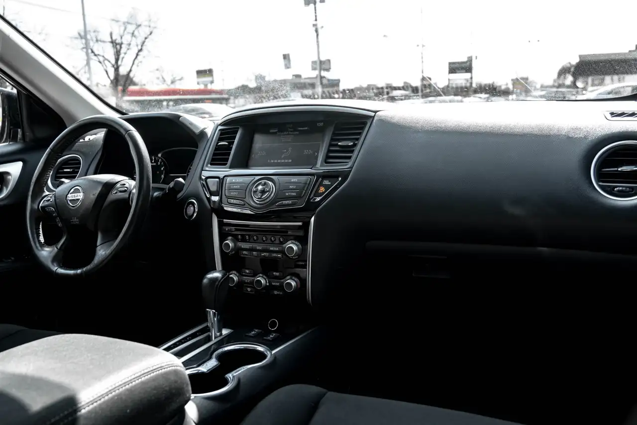 Nissan Pathfinder снимка Nissan Pathfinder