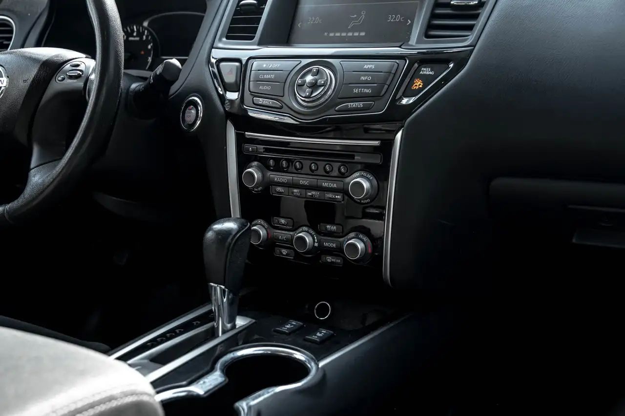 Nissan Pathfinder снимка Nissan Pathfinder