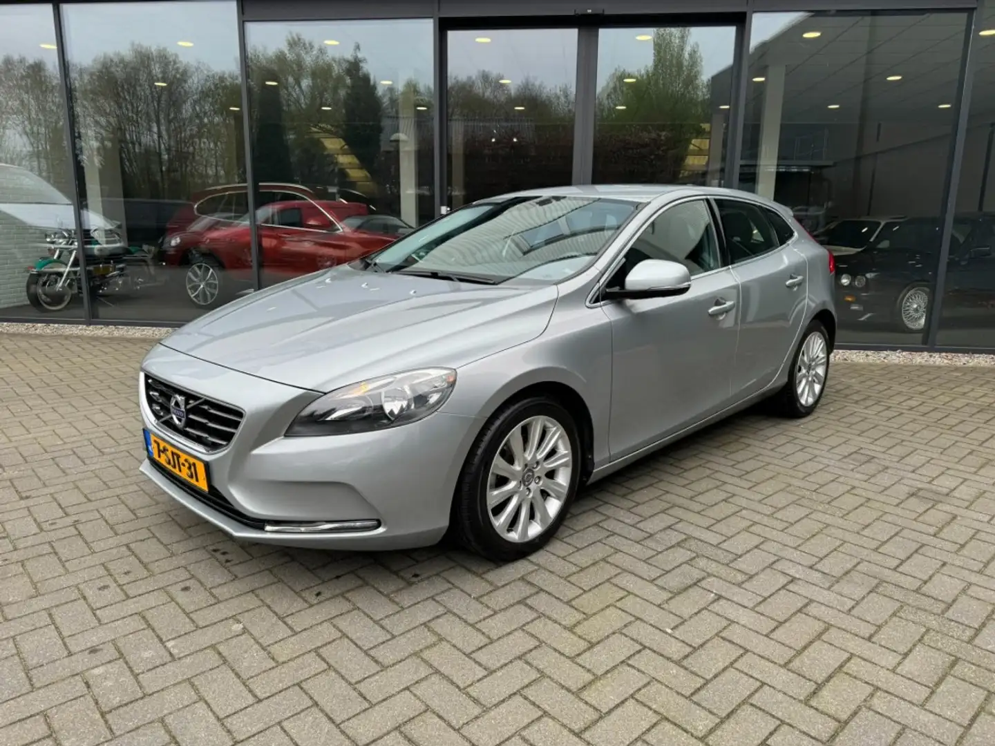 Volvo V40 1.6 T3 150pk Summum,Vol leder,Memory.Stoelverw,Nav Grau - 1