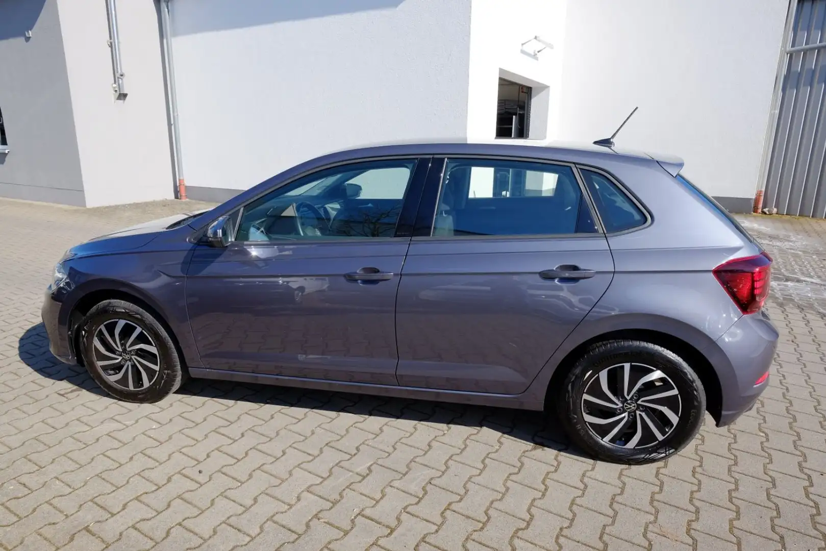 Volkswagen Polo Life 1.0 TSI LED/AppC/Kam/SH/Kam/Nebel Grau - 2